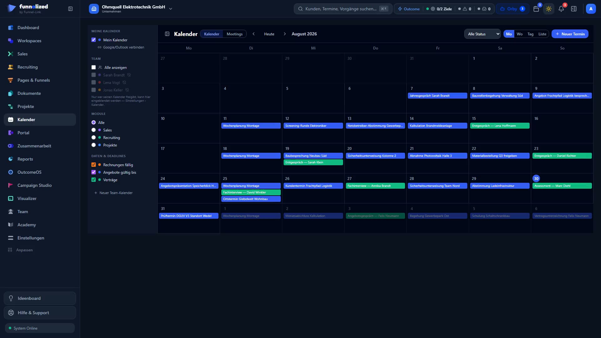 Kalender-Monatsansicht für August 2026: das Monatsraster mit dem hervorgehobenen heutigen Tag; links die Filterleiste mit dem eigenen Kalender und der Verbindung zu Google und Outlook, den Team-Kalendern, den Modulen Sales, Recruiting und Projekte sowie dem Abschnitt „Daten & Deadlines" mit fälligen Rechnungen, Angeboten und Verträgen — oben rechts die Umschalter zwischen Monat, Woche, Tag und Liste und die Schaltfläche „Neuer Termin".